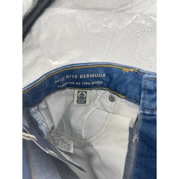 NWT Universal Thread Light Wash Blue Distressed Denim CutOff Jean Shorts Size 4 - Picture 9 of 9